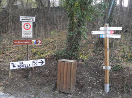 Cartelli al bivio per le Terre Ballerine del Lago Pistono ((38642 bytes)